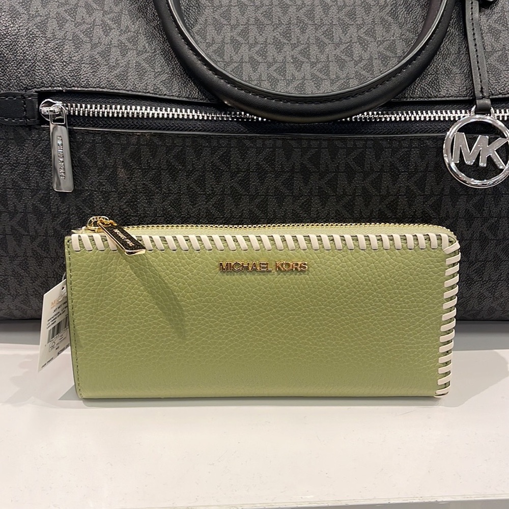 Michael Kors Jet Set Travel Large Pebble Leather Quarter-Zip Wallet
NWT - Picture 5 of 16